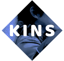 a screenshotted image of sonoi and tarou taken from episode 27 of avataro sentai donbrothers. only a portion of tarou's back and sonoi's ear, jawline, and shoulder is visible. there is a text on top of the image that says "kins".